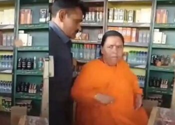 ಮಧ್ಯಪ್ರದೇಶ: ಮದ್ಯದಂಗಡಿಗೆ ಕಲ್ಲು ತೂರಿದ ಮಾಜಿ ಕೇಂದ್ರ ಸಚಿವೆ ಉಮಾಭಾರತಿ