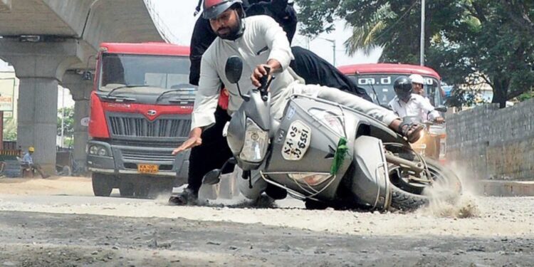 ರಾಜಧಾನಿಯಲ್ಲಿ ರಸ್ತೆ ಗುಂಡಿಗೆ ಸಾಲು ಸಾಲು ಸಾವು : ಒಬ್ಬರಿಗೂ ಸಿಕ್ಕಿಲ್ಲ ನಯಾಪೈಸೆ ಪರಿಹಾರ!