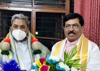 ಊರ ಜಾತ್ರೆಯಲ್ಲಿ ಸಿದ್ದರಾಮಯ್ಯ ವೀರ ಕುಣಿತ : ಟ್ವೀಟರ್ನಲ್ಲಿ ಹಾಡಿ ಹೊಗಳಿದ ಸಚಿವ ನಿರಾಣಿ!