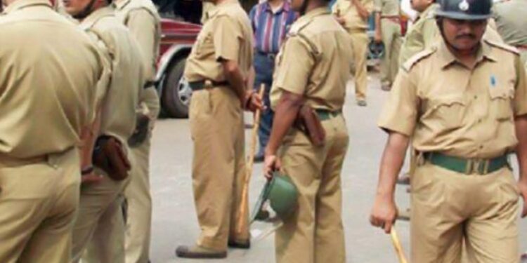 ಕರ್ನಾಟಕ: ಪಾಕಿಸ್ತಾನದ ಗಣರಾಜ್ಯೋತ್ಸವದಂದು ‘ಶಾಂತಿ & ಸೌಹಾರ್ದತೆ’ ವಾಟ್ಸಾಪ್ ಸ್ಟೇಟಸ್ ಹಾಕಿದ ಮಹಿಳೆಯ ಬಂಧನ