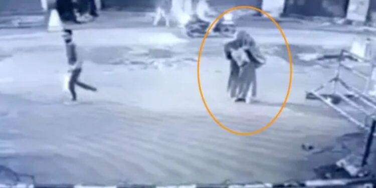 ಜಮ್ಮು & ಕಾಶ್ಮೀರ : CRPF ಶಿಬಿರದ ಮೇಲೆ ಪೆಟ್ರೋಲ್ ಬಾಂಬ್ ಎಸೆದ ಮುಸುಕುಧಾರಿ ಮಹಿಳೆ!