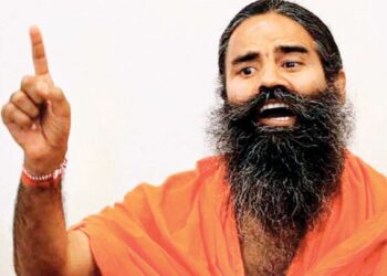 ತೈಲ ಬೆಲೆ ಏರಿಕೆ ಕುರಿತ ಪ್ರಶ್ನೆಗೆ ತಾಳ್ಮೆ ಕಳೆದುಕೊಂಡ ಬಾಬಾ ರಾಮ್ ದೇವ್; ಪತ್ರಕರ್ತನಿಗೆ ಬೆದರಿಕೆ