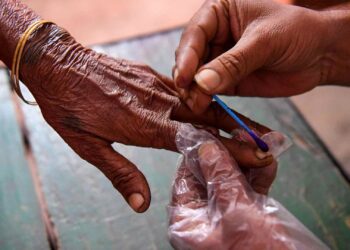 ಮಣಿಪುರ | EVMಗಳನ್ನು ನಾಶಪಡಿಸಿದ ಕಿಡಿಗೇಡಿಗಳು : 12 ಕೇಂದ್ರಗಳಲ್ಲಿ ಮರುಮತದಾನಕ್ಕೆ ಚುನಾವಣಾ ಆಯೋಗ ಆದೇಶ!