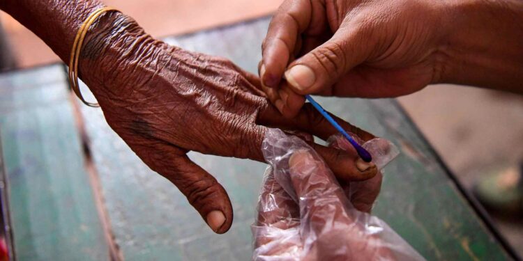 ಮಣಿಪುರ | EVMಗಳನ್ನು ನಾಶಪಡಿಸಿದ ಕಿಡಿಗೇಡಿಗಳು : 12 ಕೇಂದ್ರಗಳಲ್ಲಿ ಮರುಮತದಾನಕ್ಕೆ ಚುನಾವಣಾ ಆಯೋಗ ಆದೇಶ!