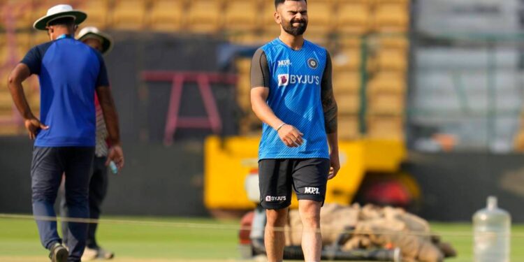 ಬೆಂಗಳೂರು | ವಿರಾಟ್ ಕೊಹ್ಲಿ ಜೊತೆ ಸೆಲ್ಫಿಗಾಗಿ ಮೈದಾನಕ್ಕೆ ಅಕ್ರಮವಾಗಿ ಪ್ರವೇಶಿಸಿದ ನಾಲ್ವರ ಬಂಧನ!