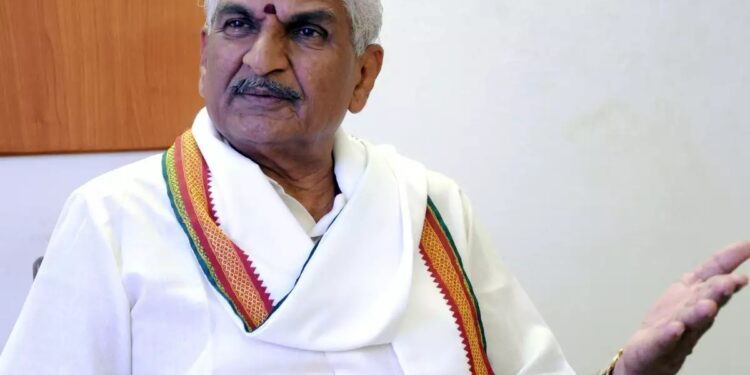 ಸಿದ್ದರಾಮಯ್ಯ ತಾಯಿ & ಹೆಂಡತಿಯನ್ನು ಮನೆಯಿಂದ ಹೊರಗೆ ಹಾಕ್ತಾರಾ? ಹುಚ್ಚುಚ್ಚಾಗಿ ಮಾತನಾಡಬೇಡಿ : ಕಲ್ಲಡ ಪ್ರಭಾಕರ್ ಭಟ್