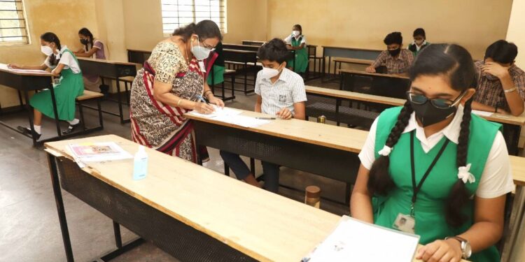 SSLC ಪರೀಕ್ಷೆ : ಮೊದಲ ದಿನವೇ 20 ಸಾವಿರಕ್ಕೂ ಅಧಿಕ ಮಕ್ಕಳು ಪರೀಕ್ಷೆಗೆ ಗೈರು!