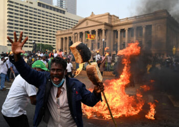 ಶ್ರೀಲಂಕಾದಲ್ಲಿ ಹಿಂಸಾತ್ಮಕ ಸ್ವರೂಪಕ್ಕೆ ತಿರುಗಿದ ಪ್ರತಿಭಟನೆ; ಕರ್ಫ್ಯೂ ಜಾರಿ