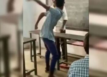 ಶಿಕ್ಷಕನ ಮೇಲೆ ಹಲ್ಲೆ ನಡೆಸಲು ಮುಂದಾದ ವಿದ್ಯಾರ್ಥಿಗಳು