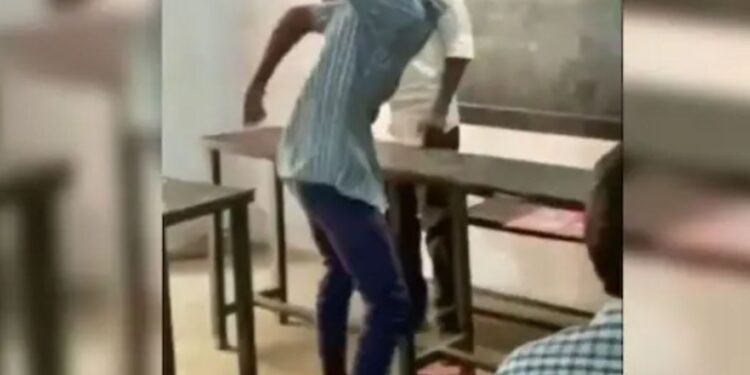 ಶಿಕ್ಷಕನ ಮೇಲೆ ಹಲ್ಲೆ ನಡೆಸಲು ಮುಂದಾದ ವಿದ್ಯಾರ್ಥಿಗಳು