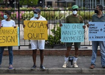 ಶ್ರೀಲಂಕಾದ ಸಚಿವರ ಸಾಮೂಹಿಕ ರಾಜೀನಾಮೆ: ಪ್ರಧಾನಿಯಾಗಿ ರಾಜಪಕ್ಸೆ ಮುಂದುವರಿಕೆ!