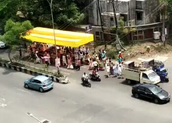 ಮದುವೆ ಮೆರವಣಿಗೆಗೆ ಟಾರ್ಪಲ್ ರಕ್ಷಣೆ! ರಣಬಿಸಿಲಿಗೆ ಸೂಪರ್ ಐಡಿಯಾ!