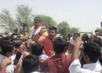 Rajasthan | ಕರೌಲಿ ಪ್ರವೇಶ ನಿರ್ಬಂಧಿಸಿದ ಪೊಲೀಸರು; ಸ್ಥಳದಲ್ಲೇ ಧರಣಿ ಕುಳಿತ ಸಂಸದ ತೇಜಸ್ವಿ ಸೂರ್ಯ