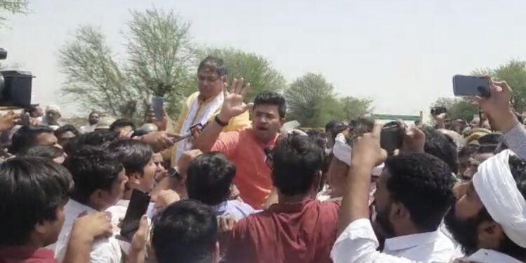 Rajasthan | ಕರೌಲಿ ಪ್ರವೇಶ ನಿರ್ಬಂಧಿಸಿದ ಪೊಲೀಸರು; ಸ್ಥಳದಲ್ಲೇ ಧರಣಿ ಕುಳಿತ ಸಂಸದ ತೇಜಸ್ವಿ ಸೂರ್ಯ