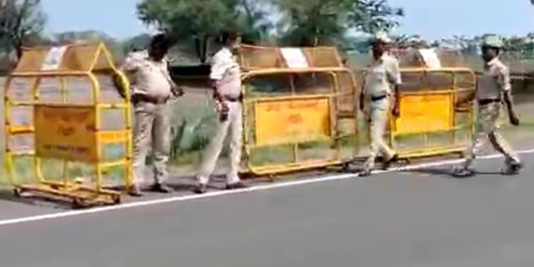 ದಿಂಗಾಲೇಶ್ವರ ಶ್ರೀಗಳ ಧರಣಿ ತಡೆಯಲು ಪೊಲೀಸರಿಂದ ನಾಕಾಬಂದಿ!