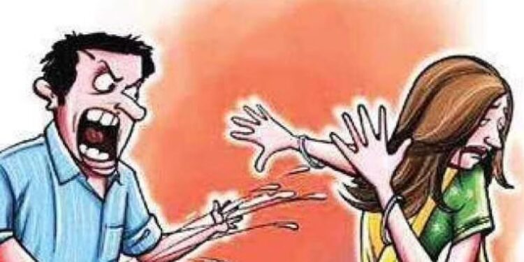 ಬೆಂಗಳೂರಿನಲ್ಲಿ ಯುವತಿ ಮೇಲೆ ಆ್ಯಸಿಡ್ ದಾಳಿ : ಆರೋಪಿ ಪರಾರಿ!