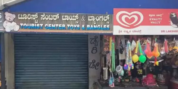 50 ವರ್ಷಗಳಿಂದ ದೇವಸ್ಥಾನದ ಆವರಣದಲ್ಲಿ ವ್ಯಾಪಾರ ಮಾಡುತಿದ್ದ ಮುಸ್ಲಿಂ ವ್ಯಾಪಾರಿಯ ಅಂಗಡಿ ಮುಚ್ಚಿಸಿದ ಹಿಂದೂ ಸಂಘಟನೆ!