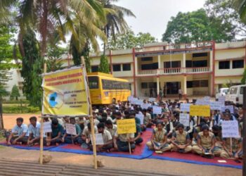 ಅರಣ್ಯ ಸಚಿವರು ಸದನವನ್ನು ದಿಕ್ಕು ತಪ್ಪಿಸುವ ಕೆಲಸ ಮಾಡುತ್ತಿದ್ದಾರೆ : ವಿದ್ಯಾರ್ಥಿಗಳು