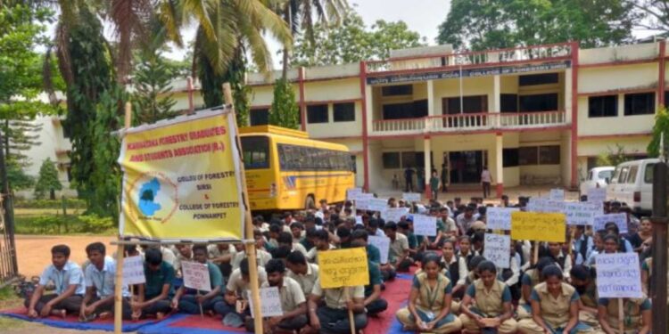 ಅರಣ್ಯ ಸಚಿವರು ಸದನವನ್ನು ದಿಕ್ಕು ತಪ್ಪಿಸುವ ಕೆಲಸ ಮಾಡುತ್ತಿದ್ದಾರೆ : ವಿದ್ಯಾರ್ಥಿಗಳು