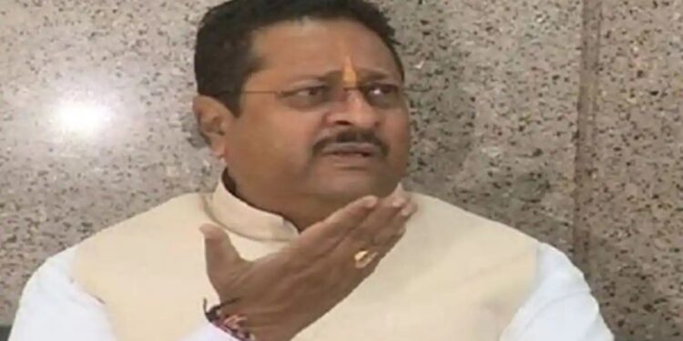 SP, DC ಹಣ ಕೊಟ್ಟು ವರ್ಗಾವಣೆ ಆಗುವ ಪರಿಸ್ಥಿತಿಗೆ ಮಾಜಿ ಸಿಎಂ ಮಗನೇ ಕಾರಣ : ಯತ್ನಾಳ್ ಆರೋಪ