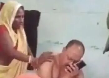 ದೂರು ನೀಡಲು ಬಂದ ಮಹಿಳೆ ಕೈಯಿಂದ ಮಸಾಜ್ ಮಾಡಿಸಿಕೊಂಡ ಅಧಿಕಾರಿ