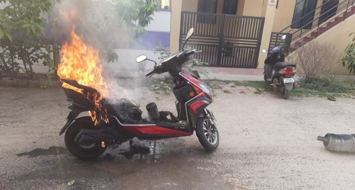 ನೋಡ ನೋಡುತ್ತಿದ್ದಂತೆ ಧಗ ಧಗನೆ ಉರಿದ ಎಲೆಕ್ಟ್ರಿಕ್ ವಾಹನ