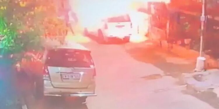 ತಮಿಳುನಾಡು: ಹೆಂಡತಿಗೆ ಚಿನ್ನ ಖರೀದಿಸಲು ತನ್ನದೇ ಕಾರ್‌ ಗೆ ಬೆಂಕಿಯಿಟ್ಟ ಬಿಜೆಪಿ ನಾಯಕ.!