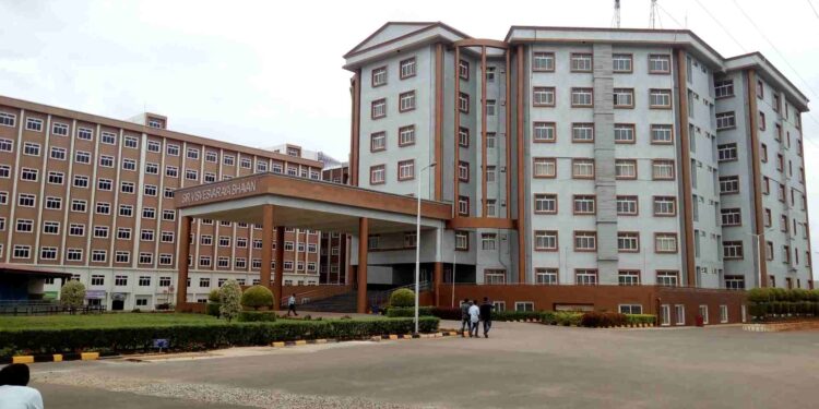 Bengaluru | ಕಾಲೇಜ್‌ ಮಹಡಿಯಿಂದ ಬಿದ್ದು ವಿದ್ಯಾರ್ಥಿನಿ ಸಾವು ; ಉದ್ವಿಗ್ನಗೊಂಡ ವಿದ್ಯಾರ್ಥಿಗಳಿಂದ ಕಲ್ಲು ತೂರಾಟ