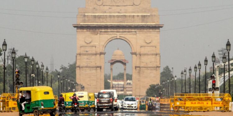 ಬಿಸಿಲಿಗೆ ತತ್ತರಿಸಿದ ರಾಷ್ಟ್ರ ರಾಜಧಾನಿ : 44C ಡಿಗ್ರಿ ತಾಪಮಾನ ತಲುಪಬಹುದು ಎಂದು ಎಚ್ಚರಿಸಿದ ಹವಾಮಾನ ಇಲಾಖೆ!