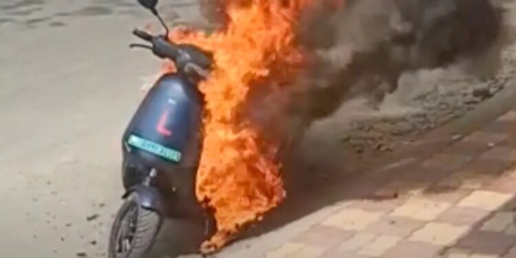 ಎಲೆಕ್ಟ್ರಿಕ್ ಸ್ಕೂಟರ್ ಸ್ಫೋಟ: 1441 ಸ್ಕೂಟರ್ ವಾಪಸ್ ಪಡೆದ ಓಲಾ!