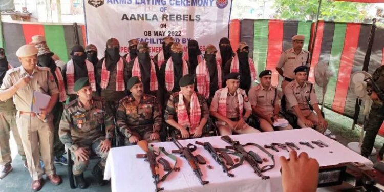 ಗೃಹ ಸಚಿವ ಅಮಿತ್ ಶಾ ಬೇಟಿಗೂ ಮುನ್ನ ಶರಣಾದ ನಕ್ಸಲರು