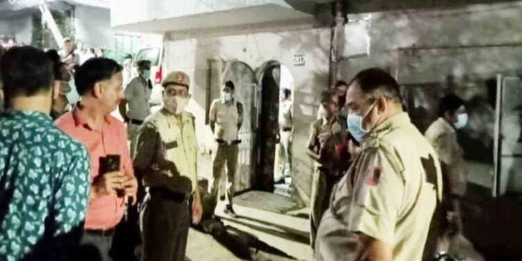 ಫ್ಲಾಟ್ ಅನ್ನು ‘ಗ್ಯಾಸ್ ಚೇಂಬರ್’ ಆಗಿ ಪರಿವರ್ತನೆ : ಉಸಿರುಗಟ್ಟಿ ಮೂವರು ಸಾವು!