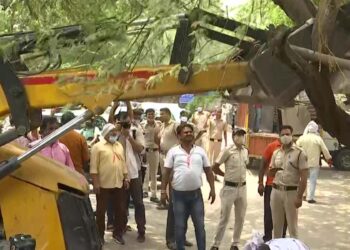 ದಕ್ಷಿಣ  ದೆಹಲಿಯಲ್ಲಿ ಜೆಸಿಬಿ ಗರ್ಜನೆ : ಅತಿಕ್ರಮಣ ವಿರೋಧಿ ಅಭಿಯಾನ ಆರಂಭಿಸಿದ ದೆಹಲಿ ಮುನ್ಸಿಪಲ್ ಕಾರ್ಪೊರೇಷನ್!