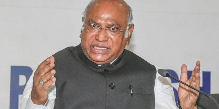 ನಾವು ಕಟ್ಟಿ ಬೆಳೆಸಿರುವುದನ್ನು ಮಾರಿಕೊಳ್ಳುವುದೇ ಇವರ ಕೆಲಸ : ಮಲ್ಲಿಕಾರ್ಜುನ ಖರ್ಗೆ