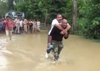 ವ್ಯಕ್ತಿಯ ಬೆನ್ನ ಮೇಲೇರಿ ಮಳೆ ಹಾನಿ ವೀಕ್ಷಿಸಿದ ಬಿಜೆಪಿ ಶಾಸಕ!