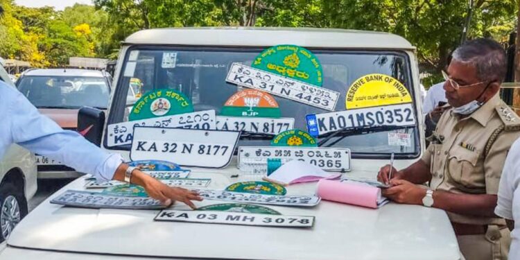 ವಾಹನಗಳ ನೋಂದಣಿ ಫಲಕಗಳ ಮೇಲೆ ಯಾವುದೇ ಹೆಸರು, ಚಿನ್ನೆ, ಲಾಂಛನ ಹಾಕುವಂತಿಲ್ಲ:  ರಾಜ್ಯ ಸರ್ಕಾರ  ಆದೇಶ