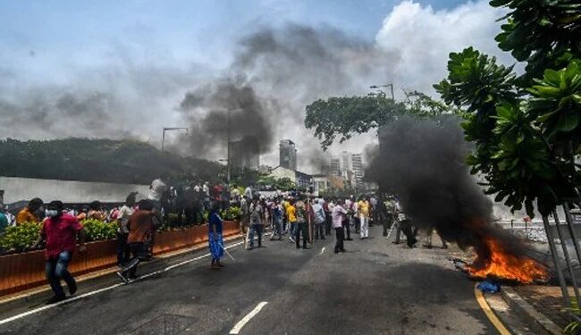 ಶ್ರೀಲಂಕಾ ಶಾಸಕರ ಮನೆಗೆ ಬೆಂಕಿ, ಸಂಸದರ ಮೇಲೆ ಹಲ್ಲೆ!