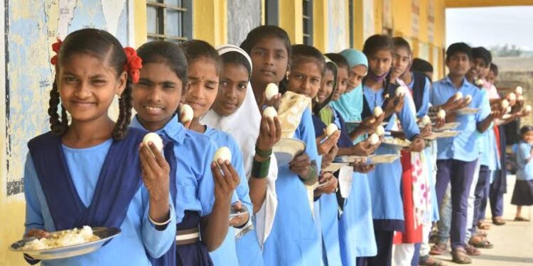 ರಾಜ್ಯದ ಶಾಲಾ ಮಕ್ಕಳಿಗೆ ಮಧ್ಯಾಹ್ನದ ಬಿಸಿಯೂಟದ ಜೊತೆ ಮೊಟ್ಟೆ ವಿತರಣೆ : ರಾಜ್ಯ ಸರ್ಕಾರ ಆದೇಶ