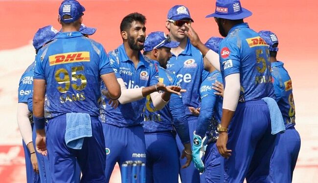 ಡೆಲ್ಲಿಗೆ 5 ವಿಕೆಟ್ ಆಘಾತ: ಆರ್ ಸಿಬಿಗೆ ಪ್ಲೇಆಫ್ ಸ್ಥಾನ ಭದ್ರಪಡಿಸಿದ ಮುಂಬೈ!