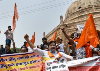 ಕುತುಬ್ ಮಿನಾರ್ ಎದುರು ಹನುಮಾನ್ ಚಾಲೀಸಾ ಪಠಣೆ ; 30 ಮಂದಿ ಬಂಧನ