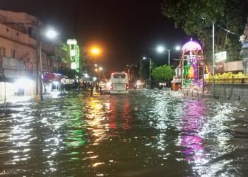 ಬೆಂಗಳೂರಿನಲ್ಲಿ ಭಾರೀ ಮಳೆ: ಜಲಾವ್ರತಗೊಂಡ ನಗರದ ರಸ್ತೆಗಳು!