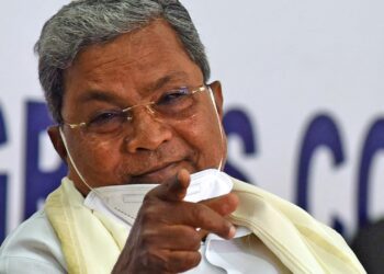 ಸಂಘ ಪರಿವಾರಕ್ಕೆ ಸೇರಿದ ತಿಳಿಗೇಡಿಯಿಂದ ಪಠ್ಯಪರಿಷ್ಕರಣೆ : ರೋಹಿತ್ ಚಕ್ರತೀರ್ಥಗೆ ಸಿದ್ಧರಾಮಯ್ಯ ಫುಲ್‌ ಕ್ಲಾಸ್!