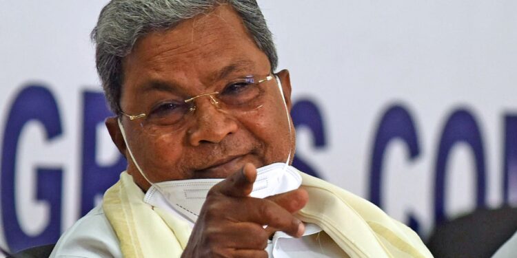 ಸಂಘ ಪರಿವಾರಕ್ಕೆ ಸೇರಿದ ತಿಳಿಗೇಡಿಯಿಂದ ಪಠ್ಯಪರಿಷ್ಕರಣೆ : ರೋಹಿತ್ ಚಕ್ರತೀರ್ಥಗೆ ಸಿದ್ಧರಾಮಯ್ಯ ಫುಲ್‌ ಕ್ಲಾಸ್!