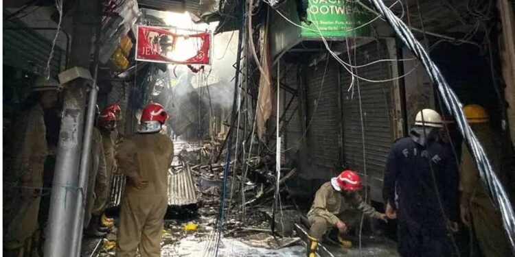 ದೆಹಲಿಯ ಕರೋಲ್ ಬಾಗ್ ಮಾರುಕಟ್ಟೆಯಲ್ಲಿ ಅಗ್ನಿ ಅವಘಡ