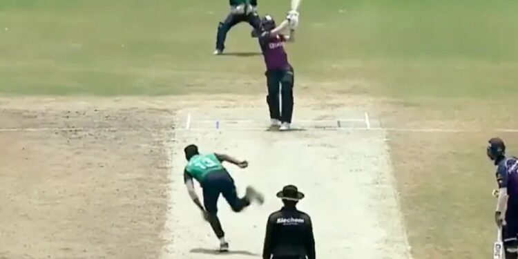 ಒಂದೇ ಓವರ್ ನಲ್ಲಿ 6 ಸಿಕ್ಸರ್ ಸಿಡಿಸಿದ 15 ವರ್ಷದ ಬಾಲಕ!