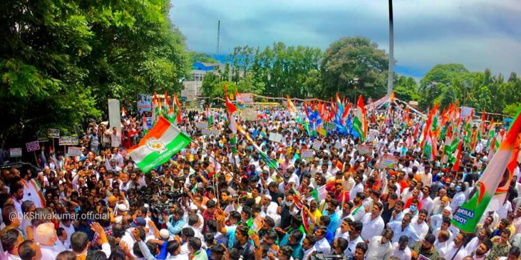 ಕಾಂಗ್ರೆಸ್ ಪ್ರತಿಭಟನಾ ಮೆರವಣಿಗೆಯನ್ನು ಅರ್ಧದಲ್ಲೇ ತಡೆದ ಪೊಲೀಸರು
