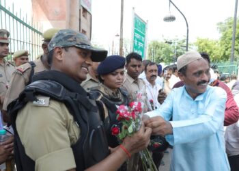 ಶುಕ್ರವಾರದ ನಮಾಝಿಗೆ ಬಂದವರಿಗೆ ಗುಲಾಬಿ ನೀಡಿ ಸ್ವಾಗತಿಸಿದ ಯುಪಿ ಪೊಲೀಸ್:‌ ಮತ್ತೊಂದು ಪ್ರತಿಭಟನೆ ನಡೆಯದಂತೆ ಕಟ್ಟೆಚ್ಚರ
