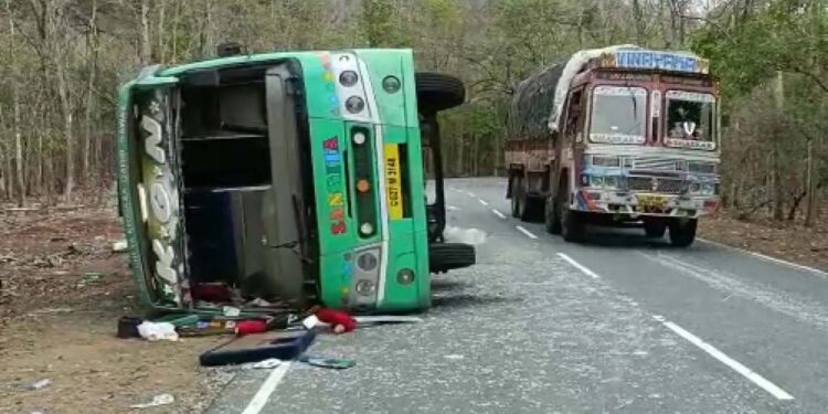 ಬಸ್ ಪಲ್ಟಿ; ಐವರ ಸಾವು, 30 ಜನರಿಗೆ ಗಾಯ