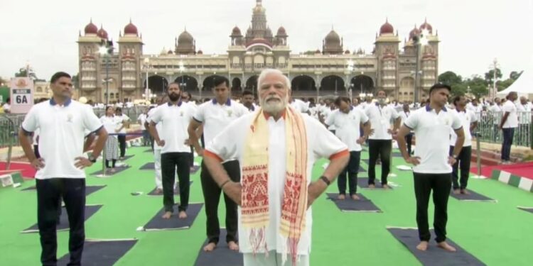 ಮೈಸೂರು ಅರಮನೆ ಮೈದಾನದಲ್ಲಿ ಮೋದಿ ಯೋಗ, ಯೋಗದಿಂದ ವಿಶ್ವ ಶಾಂತಿಯ ಆಶಯ