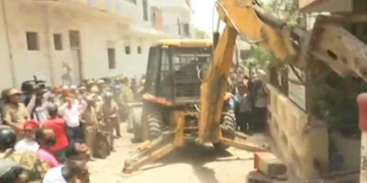 ಉತ್ತರ ಪ್ರದೇಶ ಗಲಭೆ : ಆರೋಪಿತ ರಾಜೀಕಿಯ ನಾಯಕನ ಮನೆ ಮೇಲೆ ಬುಲ್ಡೋಜರ್!